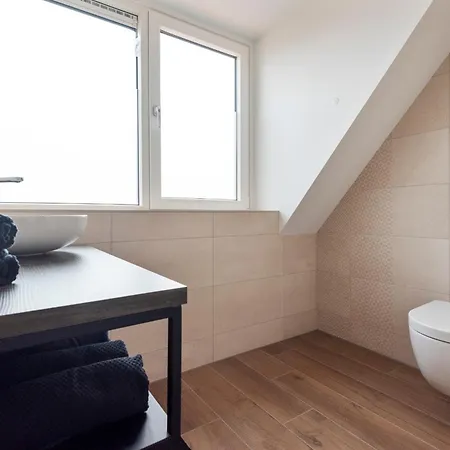 Short At 68 Πανσιόν